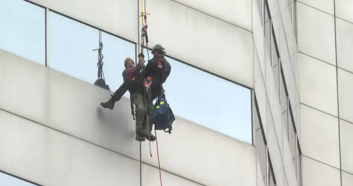 Workers rescued from Montreal highrise after platform malfunction