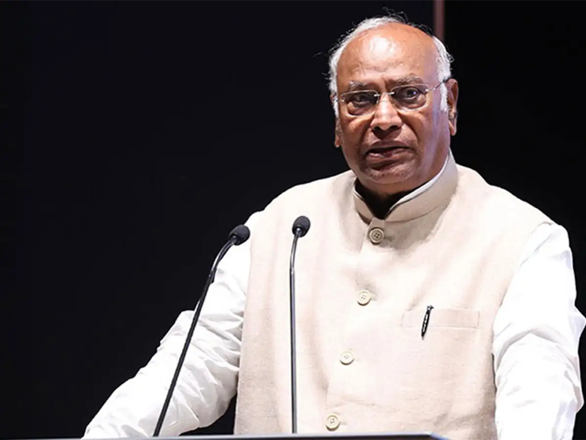 Congress asks all MPs to remain in Delhi on Monday as Rahul Gandhi announces INDIA bloc protest