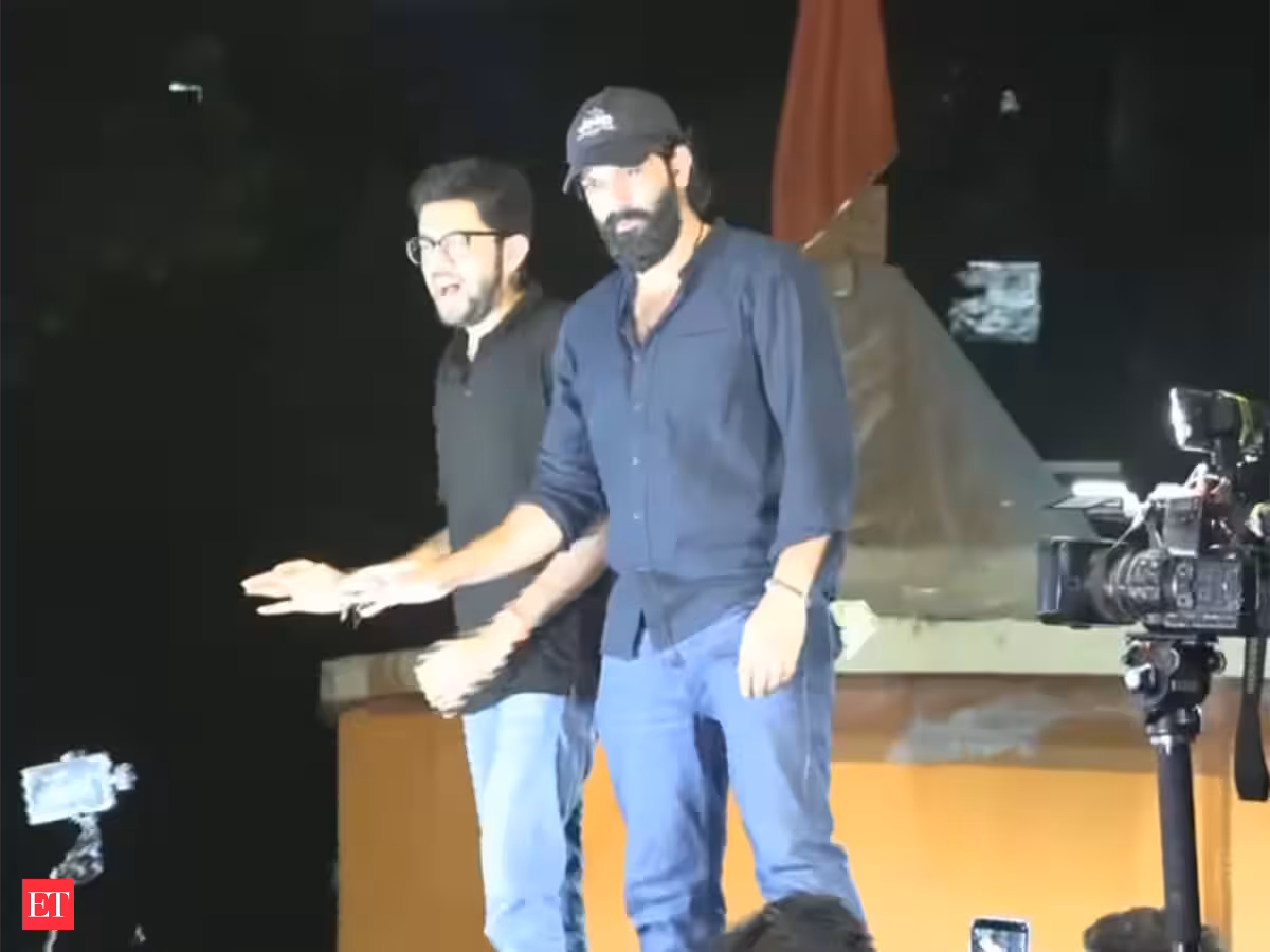 'BJP is scared of Indian citizens': Aaditya Thackeray, Amit Thackeray protest against detention of protest
