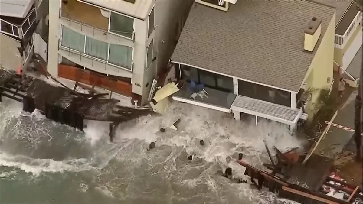 Hurricane Simon batters Mexico as Florida recovers from Isaias