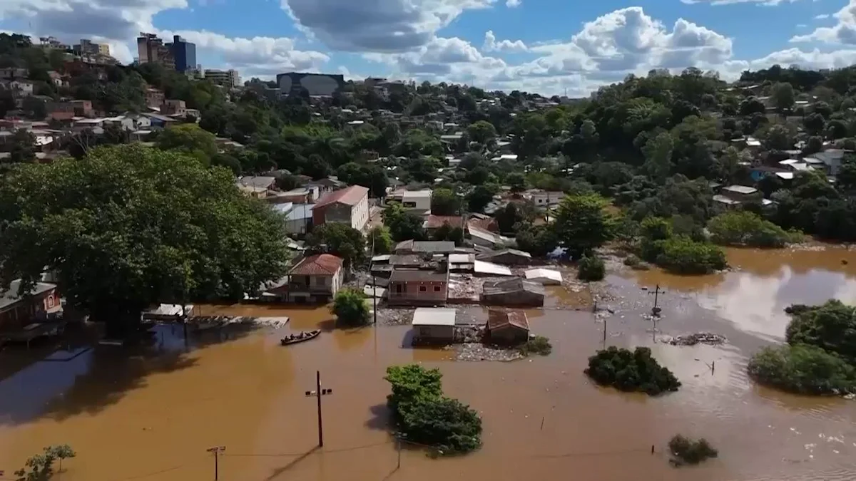 El Niño rains flood South America, sending residents fleeing